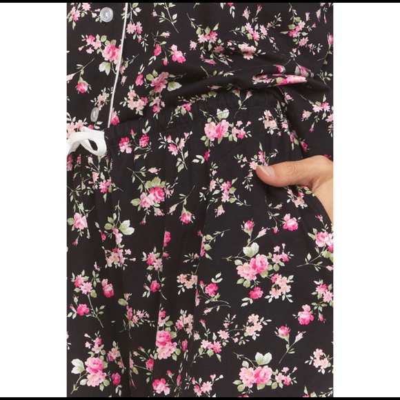 🆕 Flora Nikrooz Notch Collar Shortie PJ’s, Black Floral - Picture 6 of 8